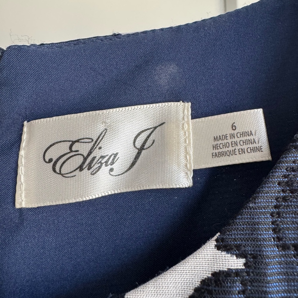 Eliza J 💙Navy and White Fit and Flare Brocade Floral Dress - Picture 3 of 8